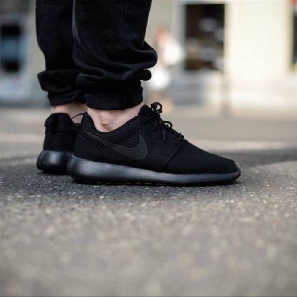 Black Nike Roshe Run